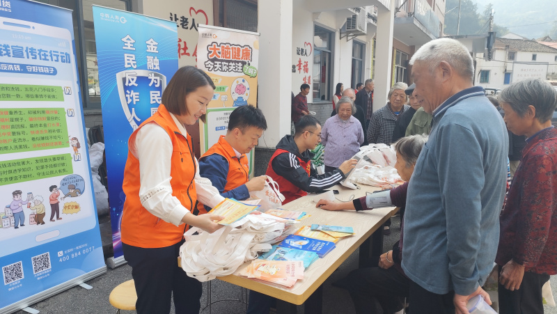 Dadi Futures and Ch와이즈 와이즈 토토a-Korea Life 와이즈 와이즈 토토surance Enter the Love canteen.jpg